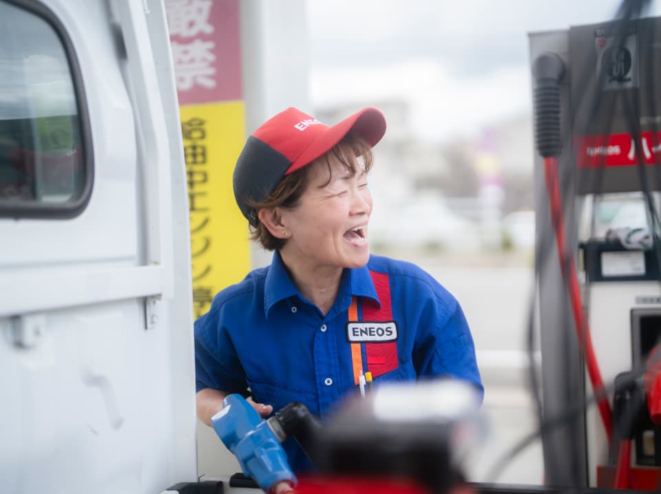 西川石油 ENEOS アザレアガーデン油木 SS 仕事風景