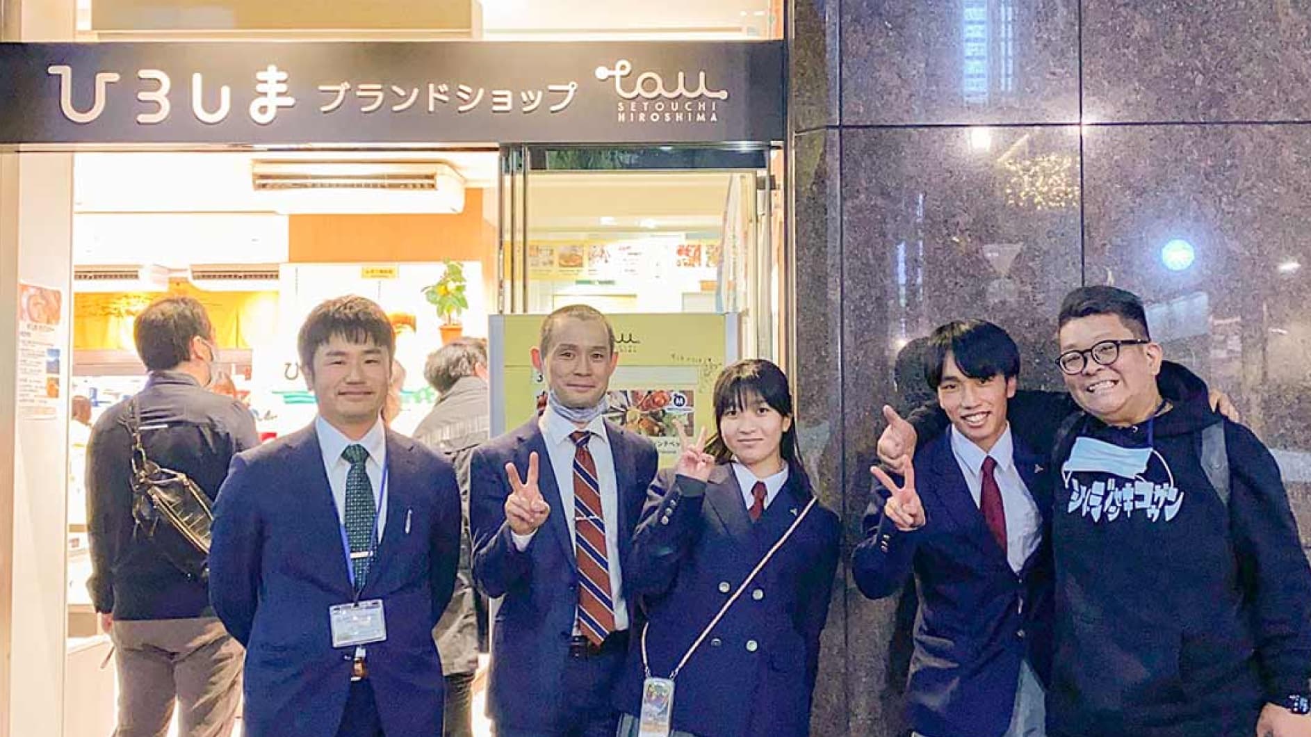 アンテナショップ「TAU(タウ)」販売後集合写真
